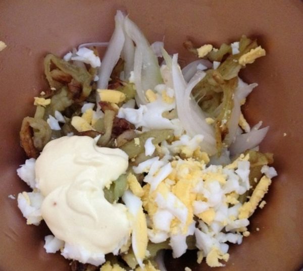Cut the egg into cubes and mix with eggplant and scalded onion. Add mayonnaise, salt to taste.