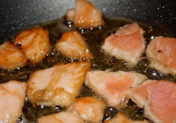 When the fillet becomes soft, remove the lid, evaporate the juice and lightly fry the meat.I put out the chicken fillet in a frying pan under the lid.
