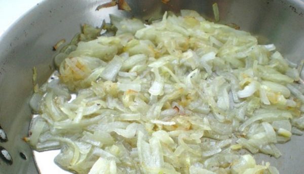 Onions are finely chopped and fried in vegetable oil. Here the onion salad is not spoiled, you can use it more. Before putting the onion in the salad, it should cool down.
