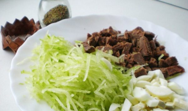 I grated radishes on a grater, cut the meat into cubes and crumbled a boiled egg.

