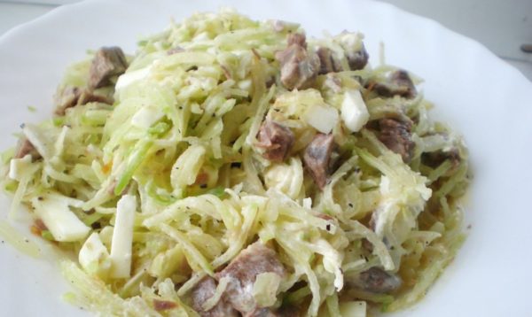 In a cup, I mixed all our preparations, salted, peppered, added mayonnaise, mixed.