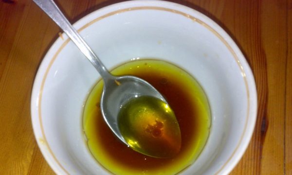 Mix lemon juice, apple, soy sauce and olive oil and whisk lightly.
