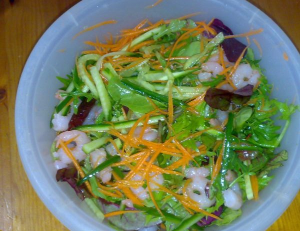 Mix everything except the sauce, add salt and add the sauce. Put it in the refrigerator for 1 hour. Mix well before serving. Or serve in salad bowls a La carte.