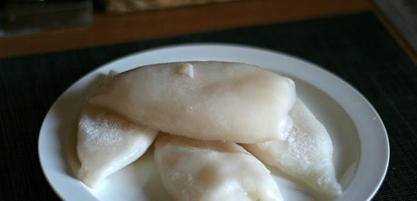 Lower the squid carcasses into boiling water for 7-8 minutes.
