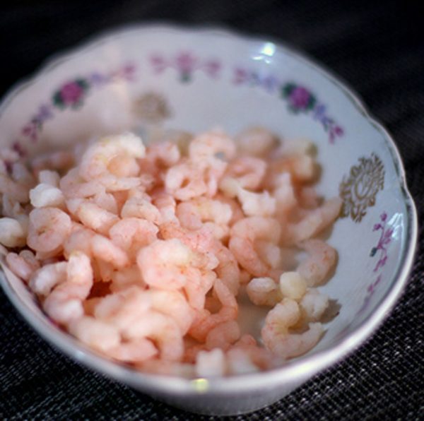 Do the same with shrimps, but keep in boiling water for 2 minutes, no more (we are talking about very small salad shrimps).
