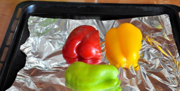 Wash the bell pepper, cut in half, remove the seeds.
