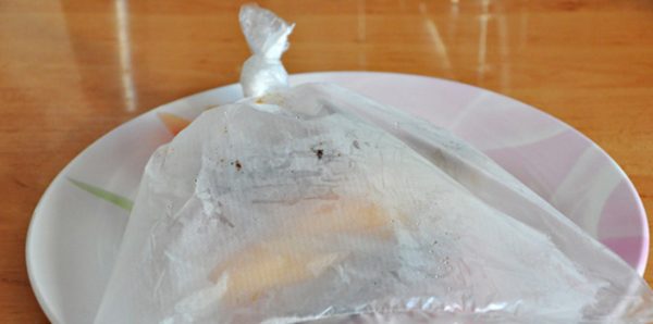 As soon as the pepper is charred, take it out, put it in a plastic bag for 15-20 minutes, peel it.
