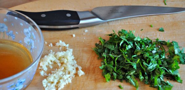 To fill the sauce, mix olive oil, raspberry vinegar, chopped coriander, chopped garlic, salt, pepper.

