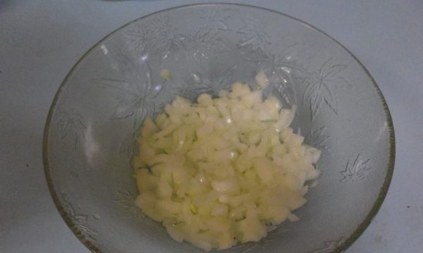 Cut the onion into cubes.

