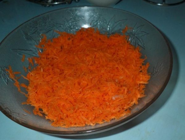 Grate the carrots on a fine grater.
