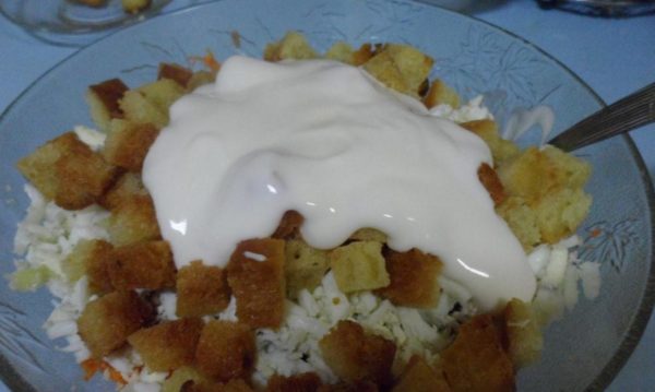 Add mayonnaise. And, if desired, add salt.
Mix everything and start eating immediately.