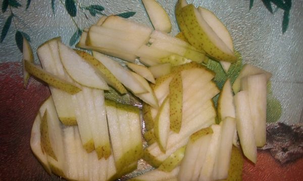Cut the pear into thin slices.
