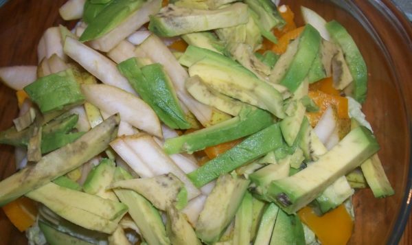 Peel the avocado, remove the seeds and cut into thin slices like a pear. Put everything in a salad bowl.

