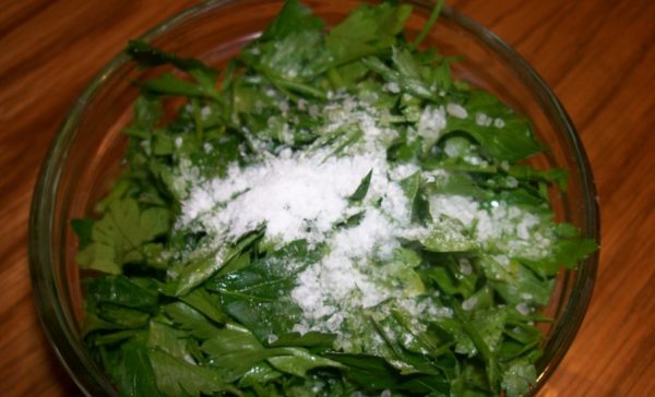 Separately make the dressing - chop the parsley, season it with lemon juice, add salt, you can pinch sugar, vegetable oil. Let it brew for 5 minutes.
