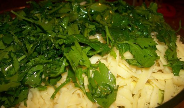 Attention! You can lay out all the vegetables in layers or mix! On top of the salad - grated cheese. Pour the dressing over the finished salad and sprinkle with parsley.