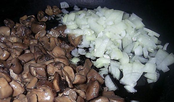 Mushrooms (I have champignons) cut into pieces and fry in a dry frying pan until moisture evaporates. Add olive oil + chopped onion. And fry with mushrooms until the onion is transparent.
