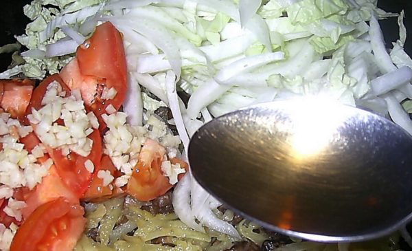 Add chopped vegetables to the mushrooms and potatoes and pour in a tablespoon of wine.
