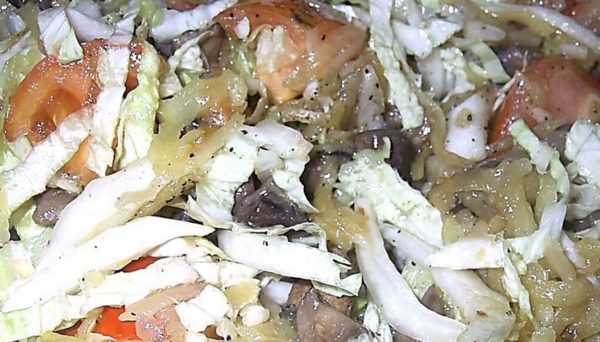 Stir the salad. If there is not enough salt, add it.
Put the salad in a salad bowl, sprinkle with chopped parsley.
The salad is ready! Initially, the author indicated only the ingredients in the recipe, and I selected the amount to my taste.