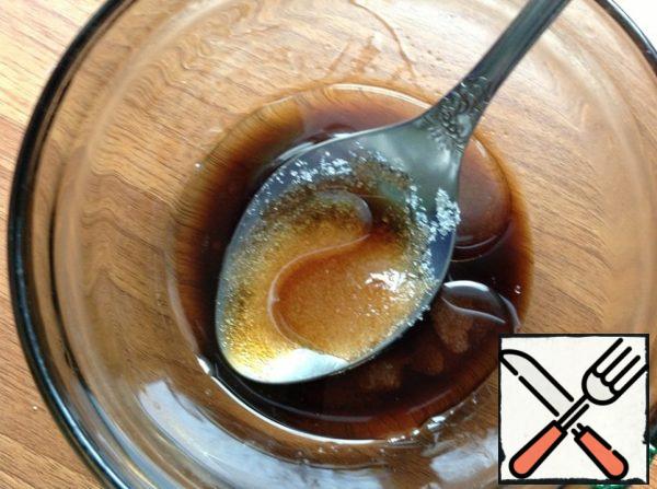 Dressing: mix soy sauce, sugar, butter and vinegar in a Cup. Mix thoroughly and season the salad. Let it brew for at least 30 minutes.