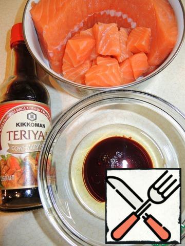 In a deep bowl mix soy sauce, vegetable oil and soy sauce-marinade. Cut the salmon fillet into small pieces and marinate in the sauce for 10-15 minutes.