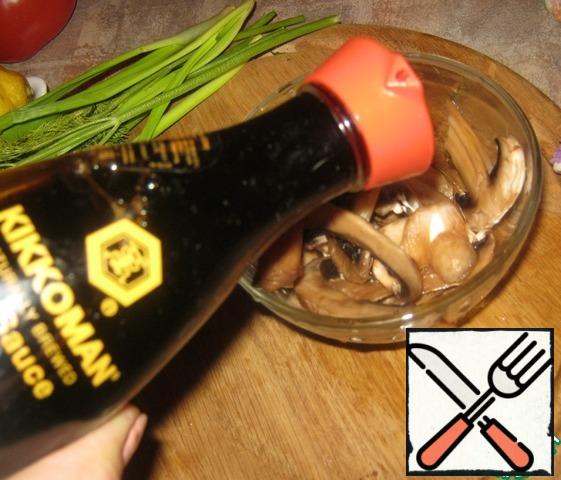 Defrost the mushrooms and sprinkle with lemon juice. After 5 minutes, pour soy sauce, leave for 30 minutes.
