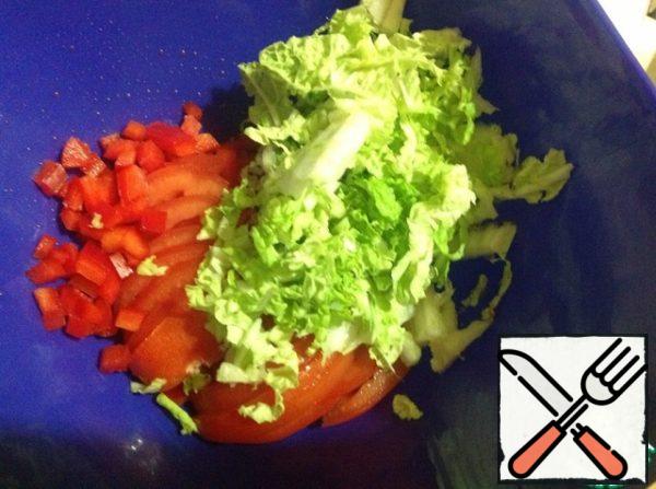 Cut cabbage, peppers and tomatoes into cubes (or arbitrarily).
