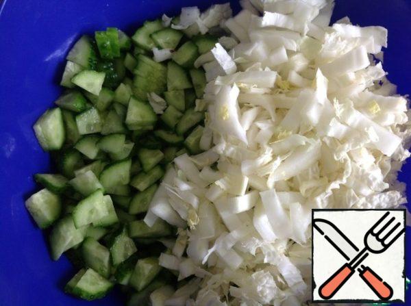 Cucumbers cut into cubes, for example, chop cabbage, chop finely enough.
