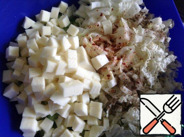 Add spices, chopped dill and cheese, cut into small cubes. Season the salad with oil and mix thoroughly. Who needs a special piquancy, add a clove of garlic passed through the press.
