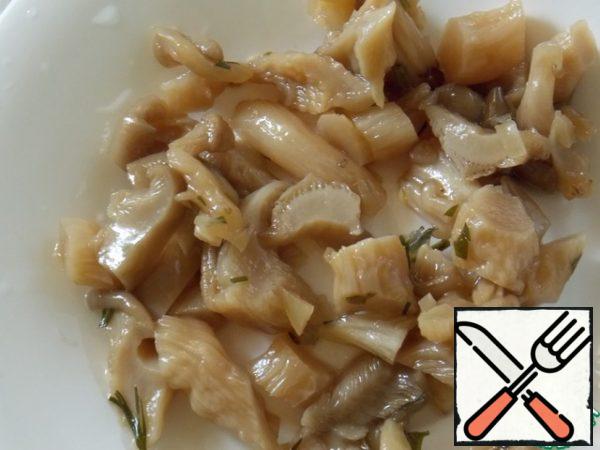 Wash the mushrooms and cut them into large slices. I have oyster mushrooms.
