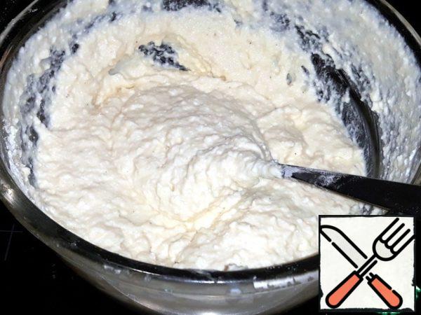 In a bowl, combined the cream cheese and ricotta. Little
mixed with a hand blender, but not crushed.
Eggs whipped with the sugars and poured in a bowl. Poured
semolina, flour, starch, salt, baking powder, vanilla
and spoon has stirred mass of.