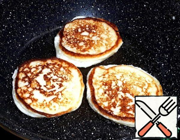 Fry the cheesecake pancakes on low heat on both sides.
