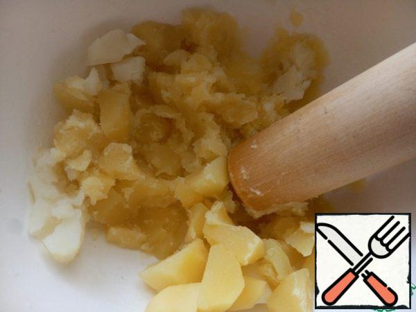 Wash and boil the potatoes in salted water, then cool slightly, peel and mash in mashed potatoes.
