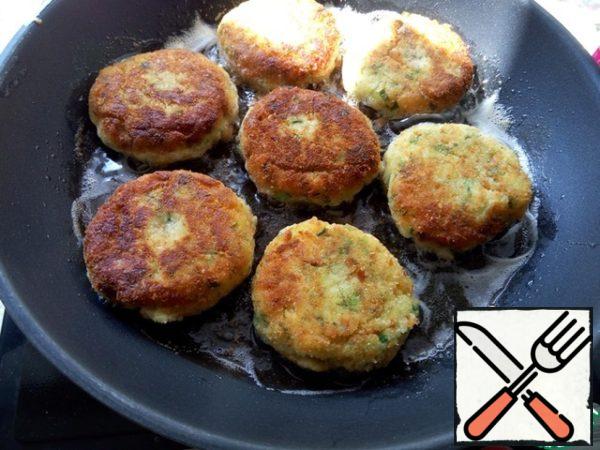 Shape the cutlets, pan them as desired and fry on both sides until golden brown.
