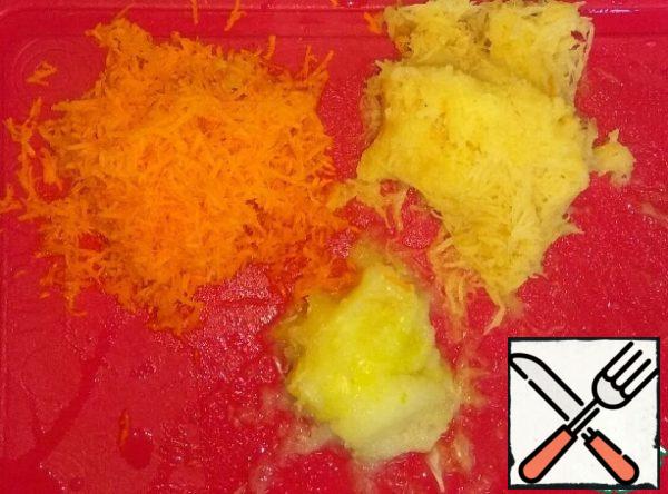 Grate carrots, potatoes and onions on a fine grater.
