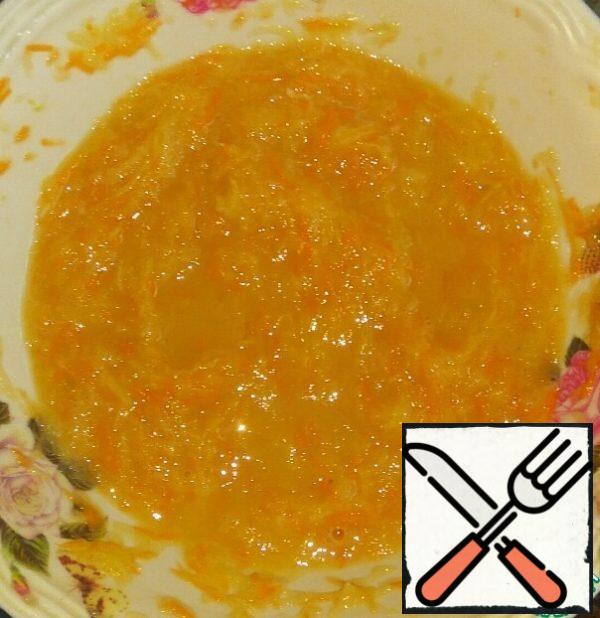 Grate potatoes and onions on a grater, squeeze out excess water. Add grated vegetables and garlic squeezed through a press to the eggs. Mix it.
