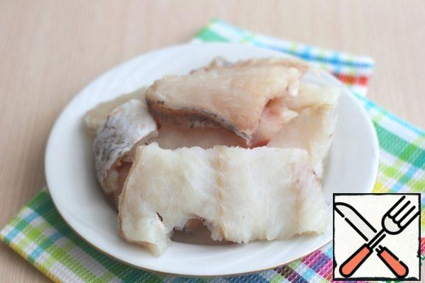 When preparing the main dishes from fish (frying, stewing), there are always small pieces and parts of the ridges, from which various soups / stews can be prepared. Today I suggest you cook one of these soups with me.
