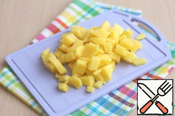 Cut potatoes (2 small potatoes) into cubes.
