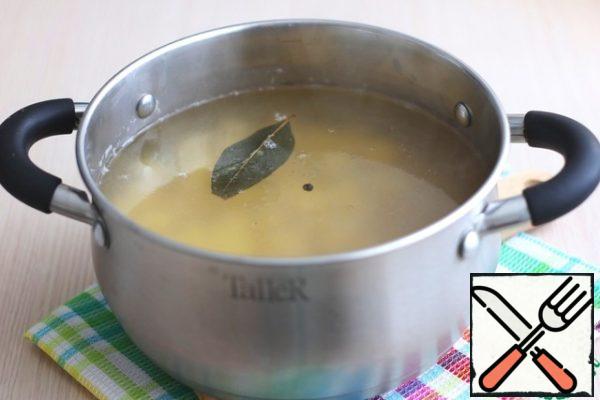 Add potatoes and grits to the broth, add a few peas of sweet pepper (5-6 pcs.), add bay leaf, salt and pepper with black pepper to taste. Boil the potatoes until half cooked, then add the ridges and pieces of cod. Cook the fish until tender.
