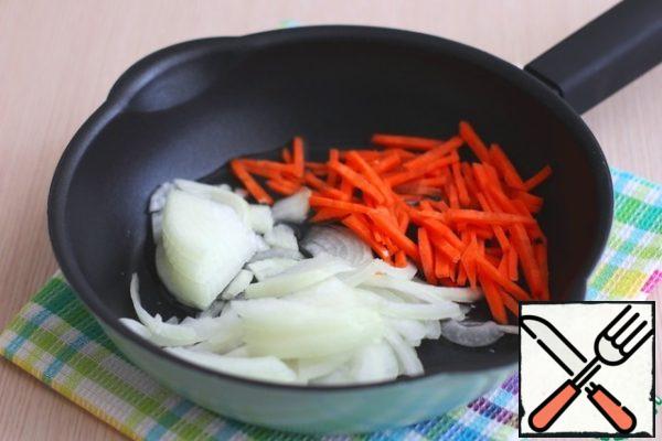 Chop the carrots into strips, cut the onion into half rings.
