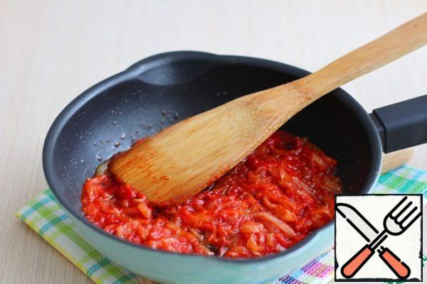 Add 2-3 tablespoons of vegetable oil to the pan. Fry the onion and carrot until slightly golden brown, then add 1 tablespoon of tomato paste. Mix well, add 1-2 tablespoons of broth.
