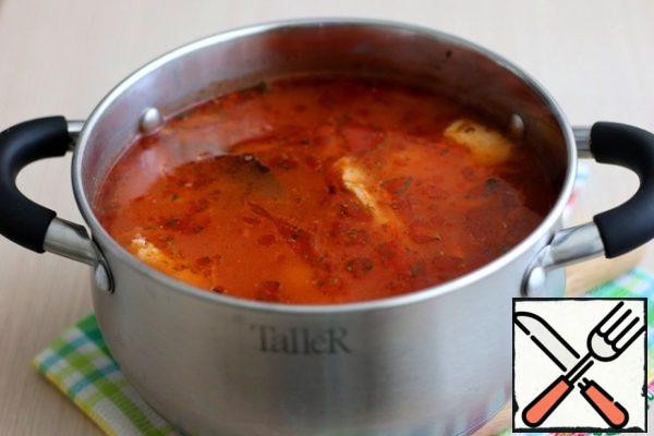 Within 3-5 minutes. until the fish is ready, add the browning, add fresh herbs. Stir the soup well again and remove from the heat. The soup looks pretty budget-friendly, but it's no less delicious.