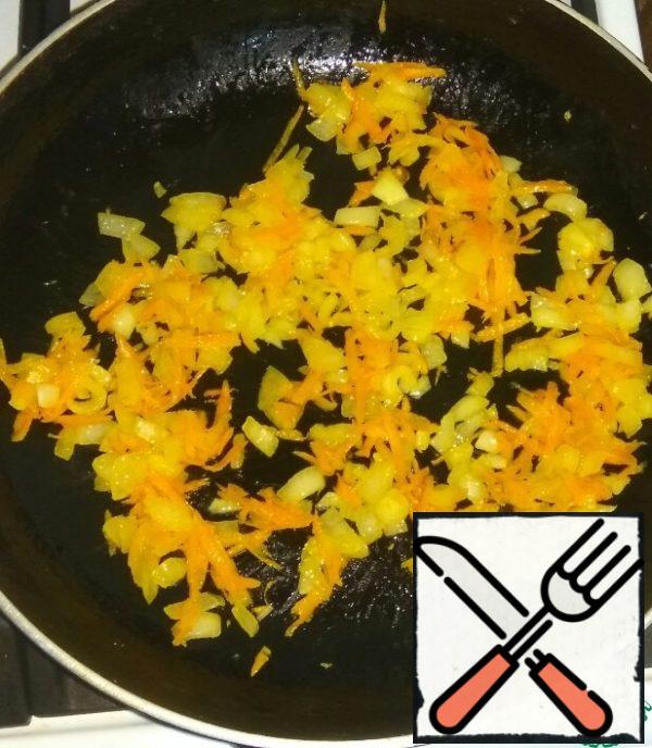 Onions cut into small pieces.
Grate carrots on a large grater.
In vegetable oil fry onions until transparent, add carrots. Fry until soft carrots.