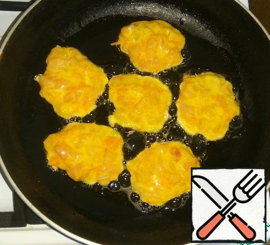 Spread a tablespoon of hot vegetable oil.
Fry with two sides on a small fire, under a lid.