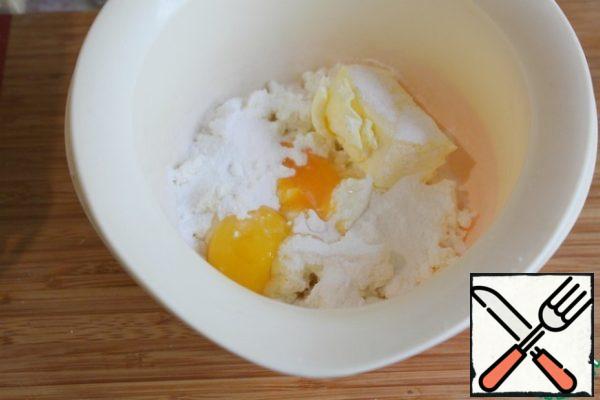 Add butter and powdered sugar to the yolks.
Whisk with a blender.
