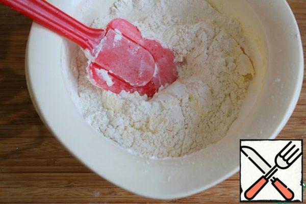 Mix the flour with baking powder and add to the curd mass.
