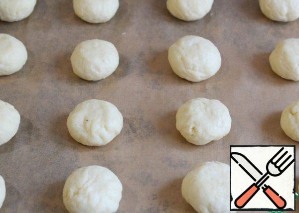 Divide into identical balls.
Place on a baking sheet lined with parchment and lightly flatten.
Preheat the oven to 180 degrees. Bake for 15 minutes - focus on your oven.
