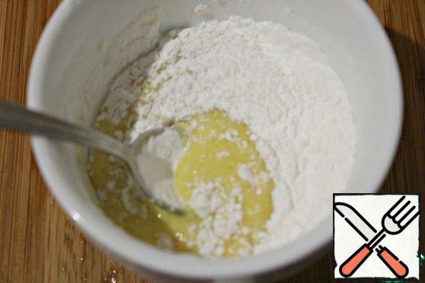 Prepare the glaze according to the instructions.
