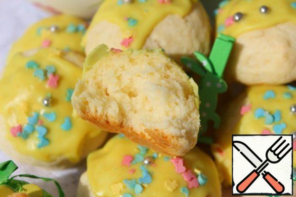 Quickly put on cookies and garnish with sprinkles.
