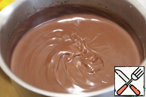 Prepare the pudding according to the instructions using 400 ml of milk.
