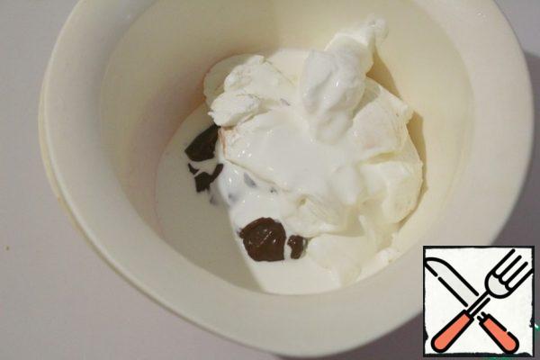 We put cottage cheese, sour cream, cream, sugar in a bowl.
Beat with a mixer.
